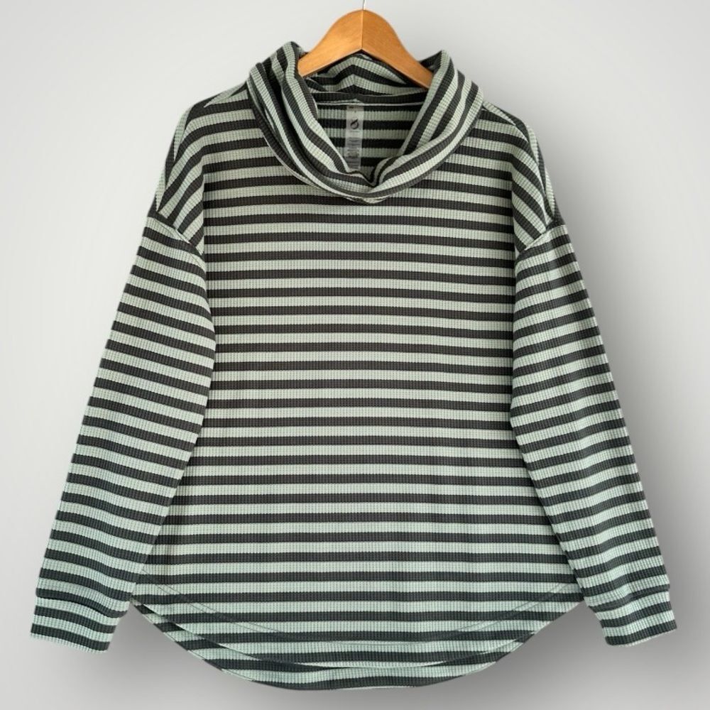🎉5 for $45🎉 Lou & grey top blouse shirt size S